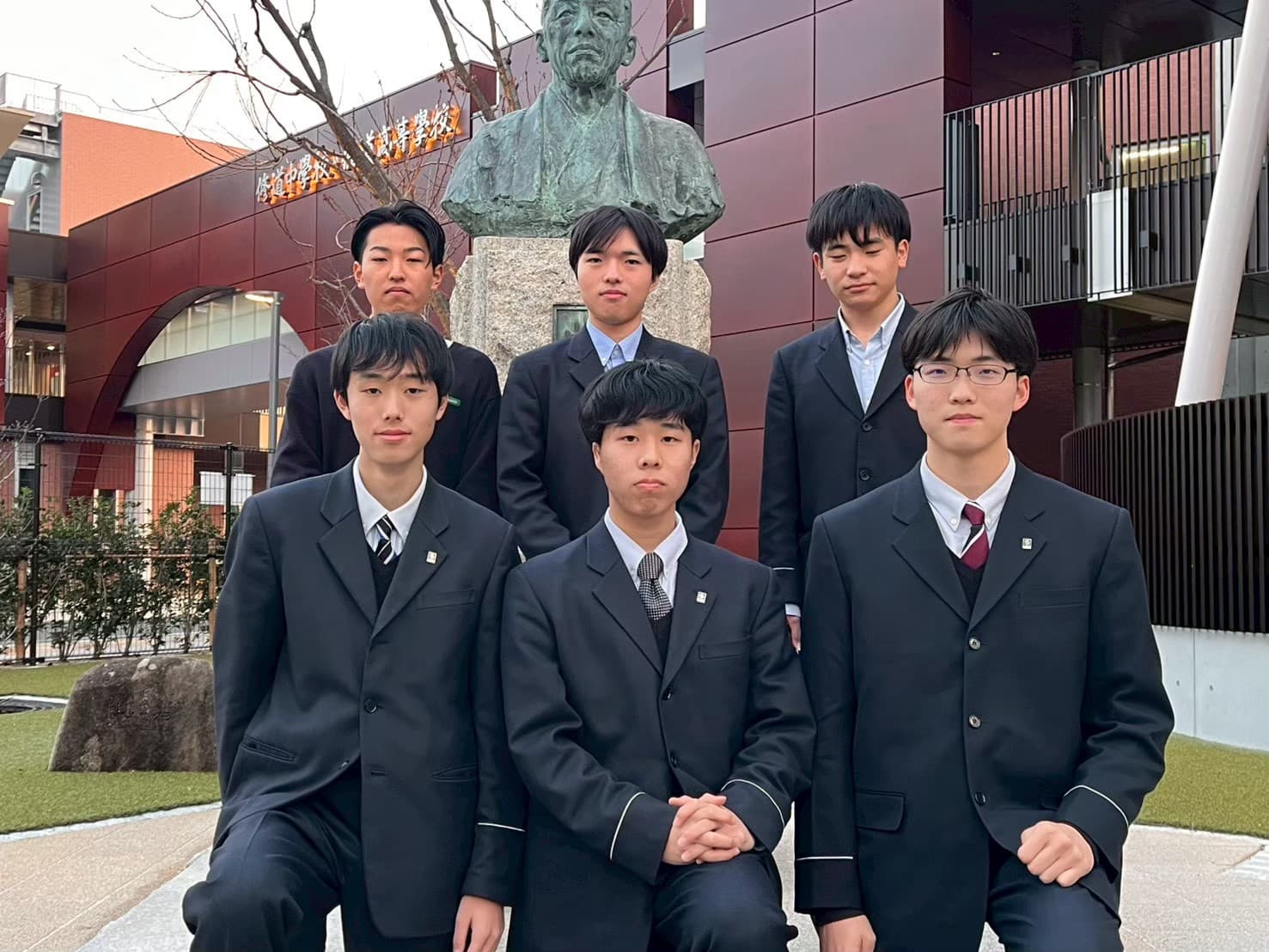 校内で撮影した生徒会執行部の集合写真